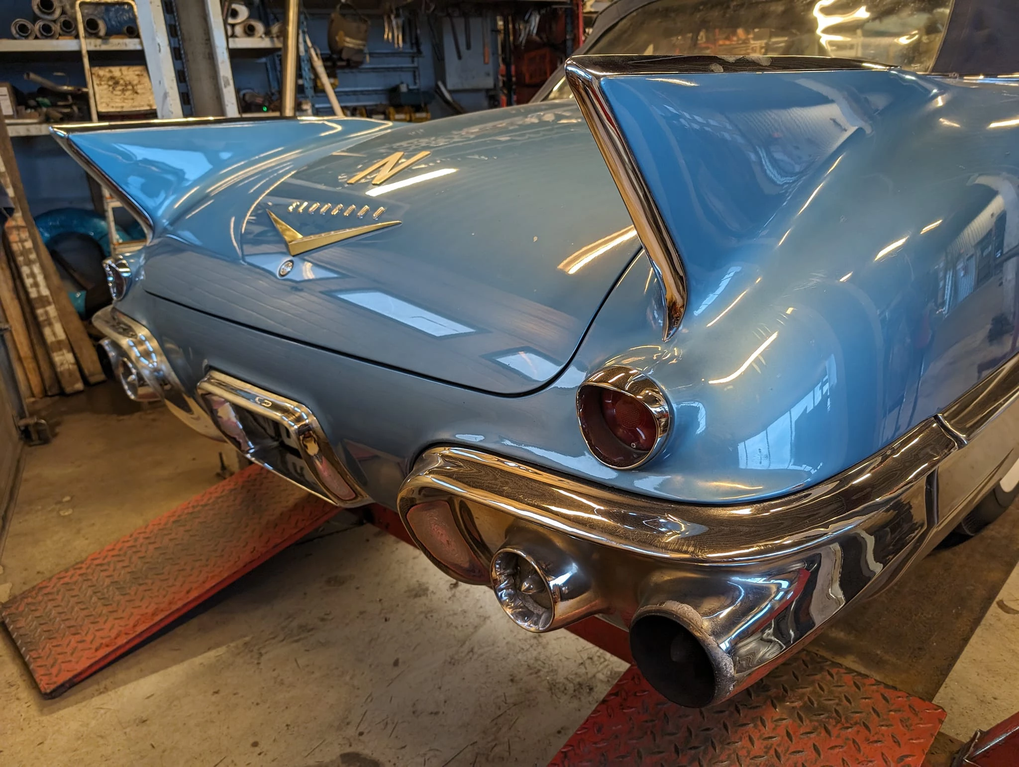 Ford Mustang GT på norsk fjellvei ved solnedgang