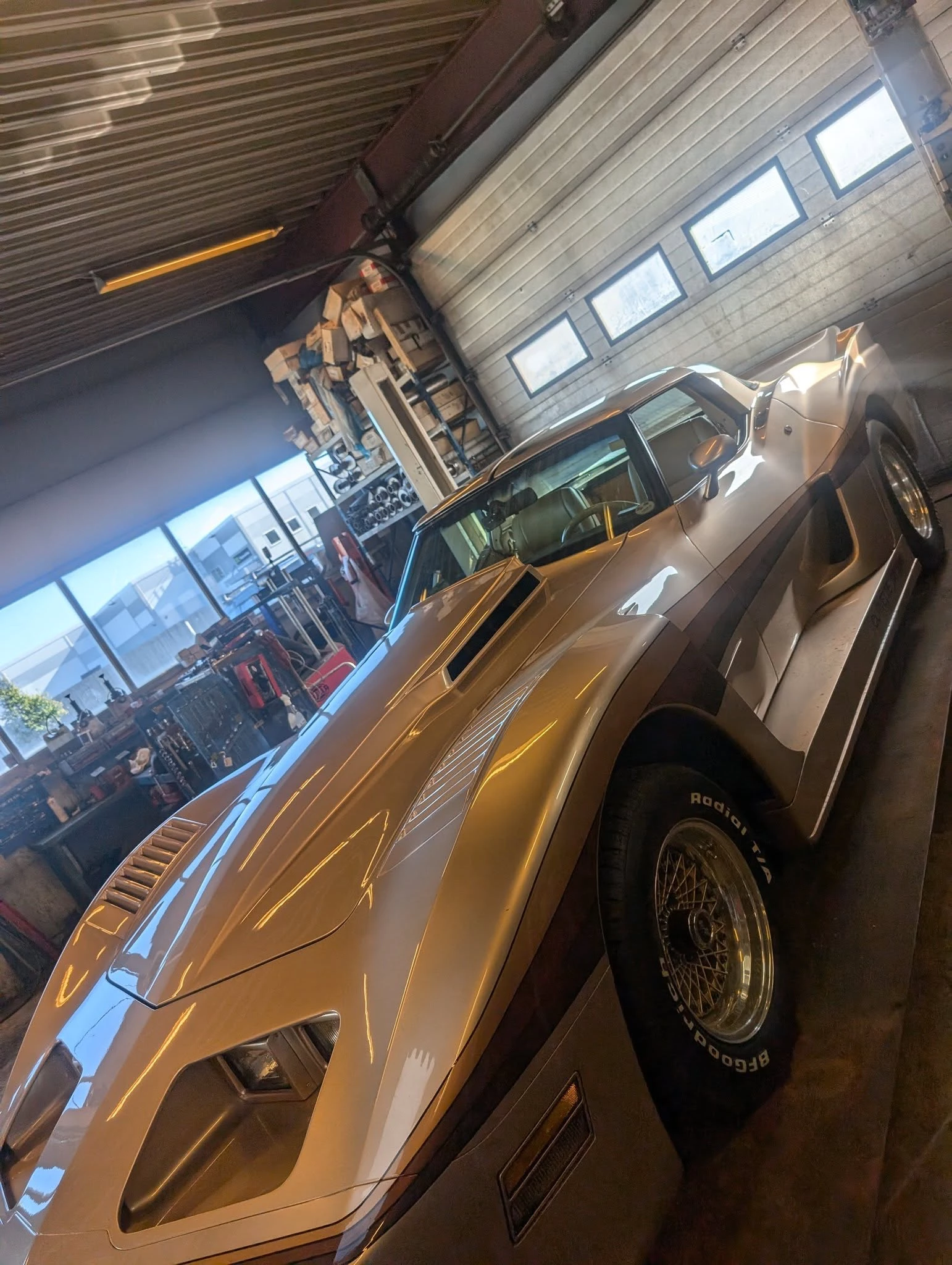 Klassisk Corvette C3 inne på verkstedet