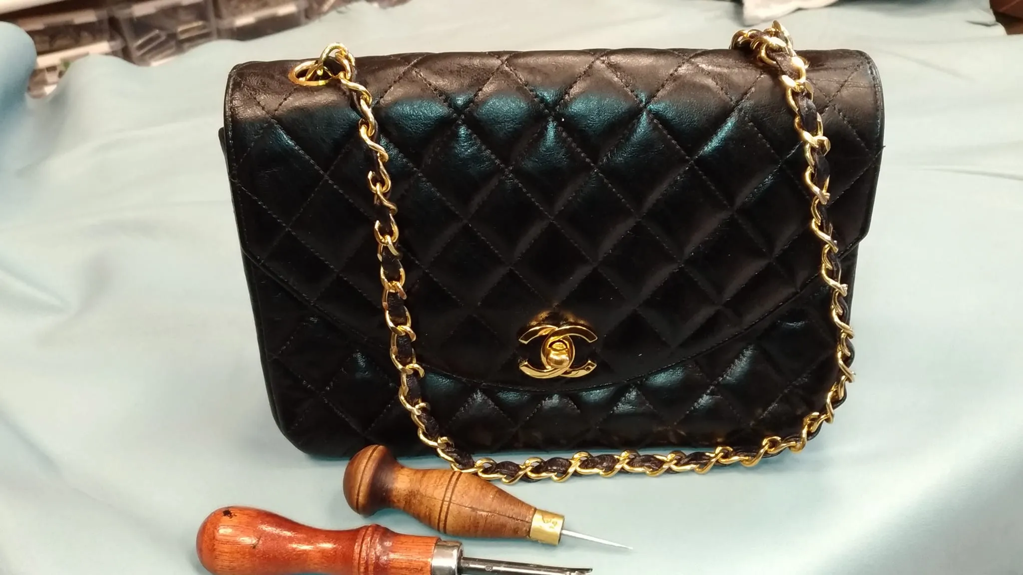 Chanel veske til restaurering med verktoey